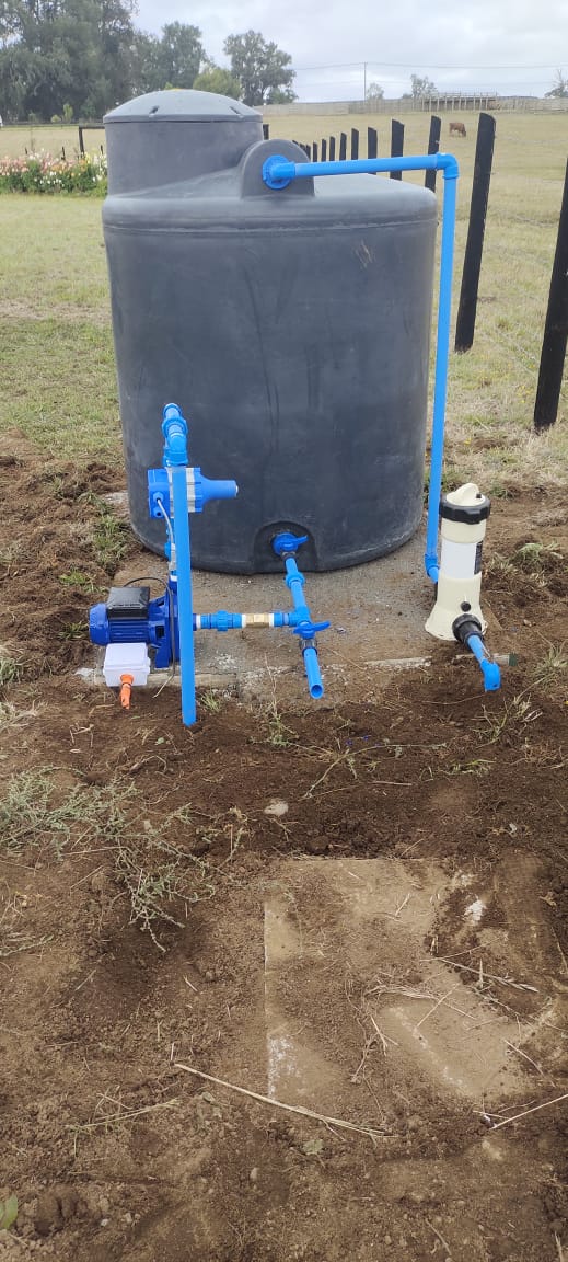 Filtro de pozo profundo y estanque receptor de agua