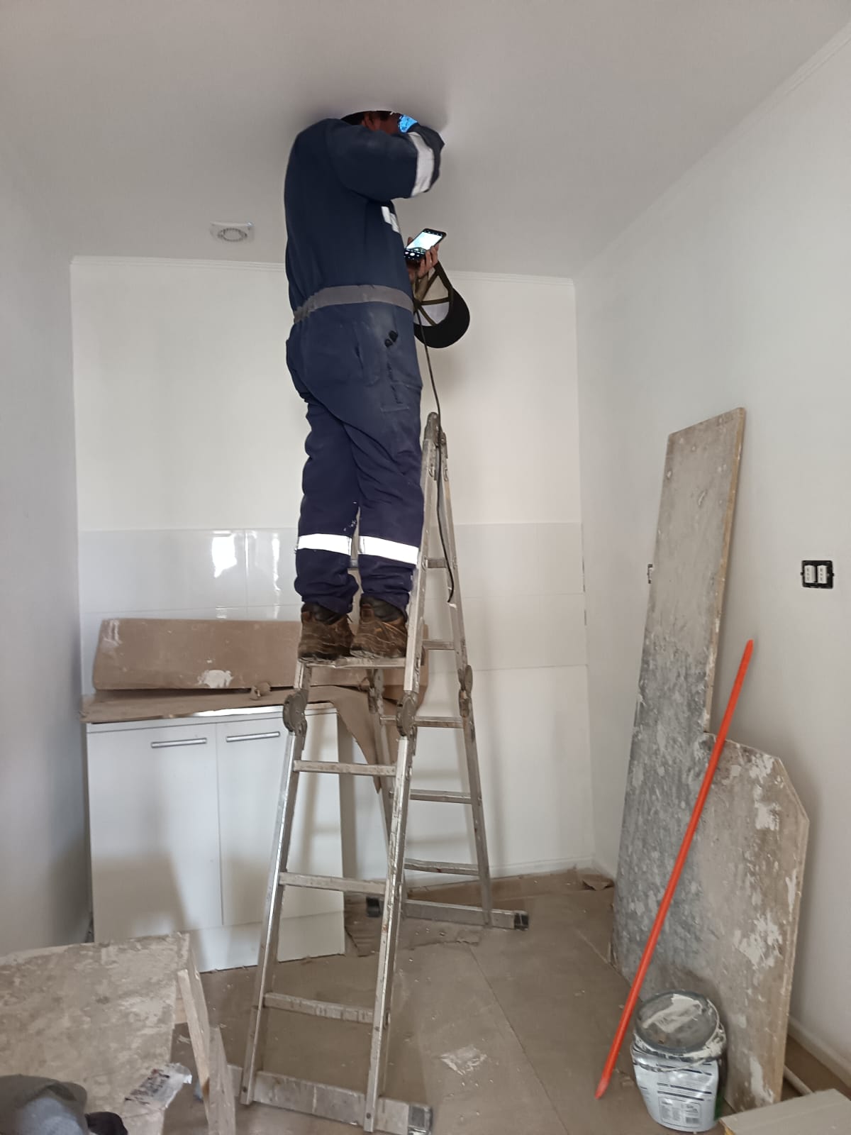Instalación real de sistema hidráulico en planta industrial