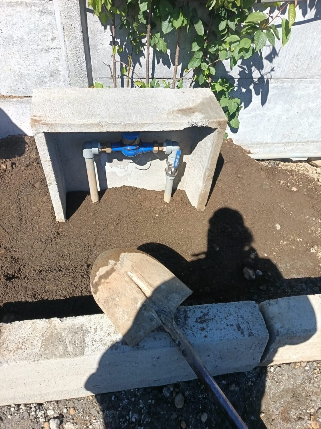 Medidor de agua instalado con protección